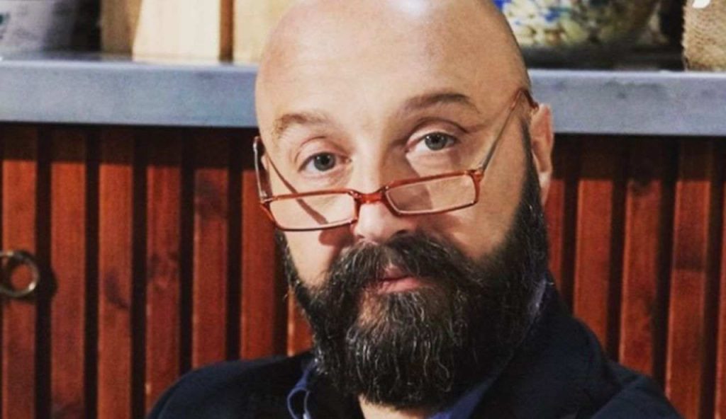 Joe Bastianich rasato e barba lunghissima mai visto così furioso