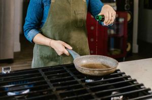 Come eliminare per sempre gli odori di frittura e bruciato da casa