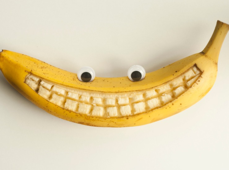 Banana: la buccia è utile per i denti.