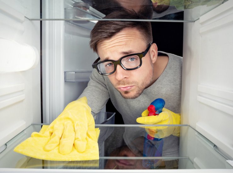 Pulire il frigo: la prima regola per evitare i cattivi odori.