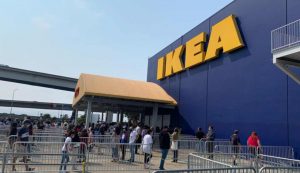 Coda di persone fuori da Ikea