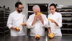 Iginio Massari prepara i panettoni