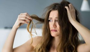 Ragazza con capelli non curati