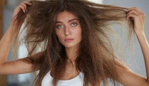 Ragazza con capelli in disordine