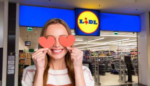 Ragazza con occhi a cuoricino davanti Lidl