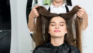 Ragazza che sistema i capelli dal parrucchiere