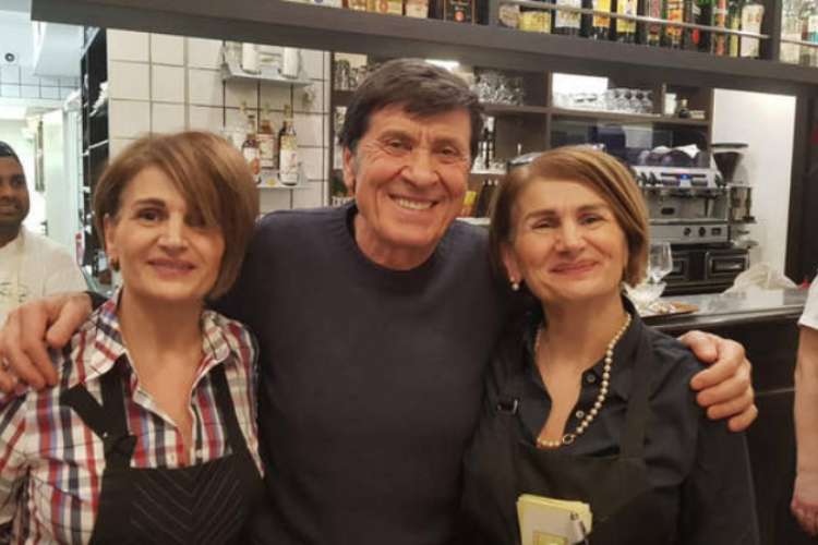 Gianni Morandi a cena al ristorante bolognese