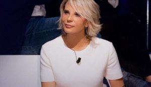 Maria De Filippi durante una delle puntate di C'è posta per te