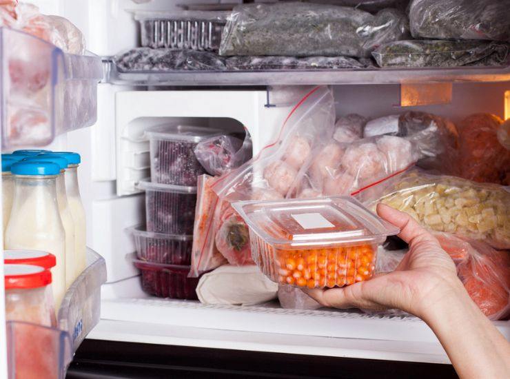 Riporre cibo in frigo