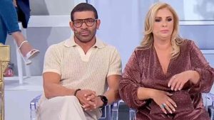 Gianni e Tina assistono alla scena