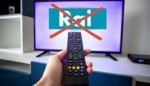 Telecomando con TV con logo Rai