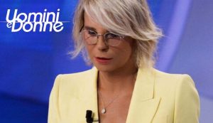 Maria De Filippi in una spiacevole situazione a Uomini e Donne