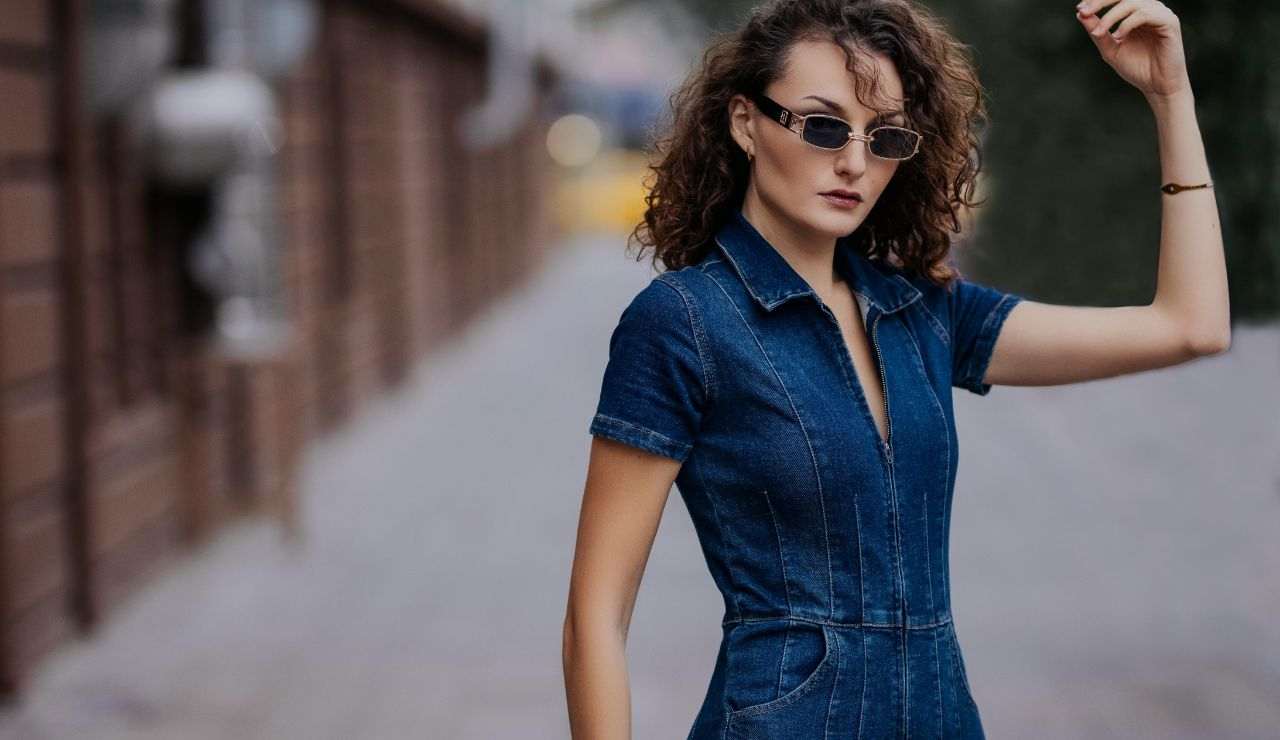 Donna indossa una tuta in jeans