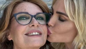Ilary Blasi dà un bacio sulla guancia a sua madre Daniela
