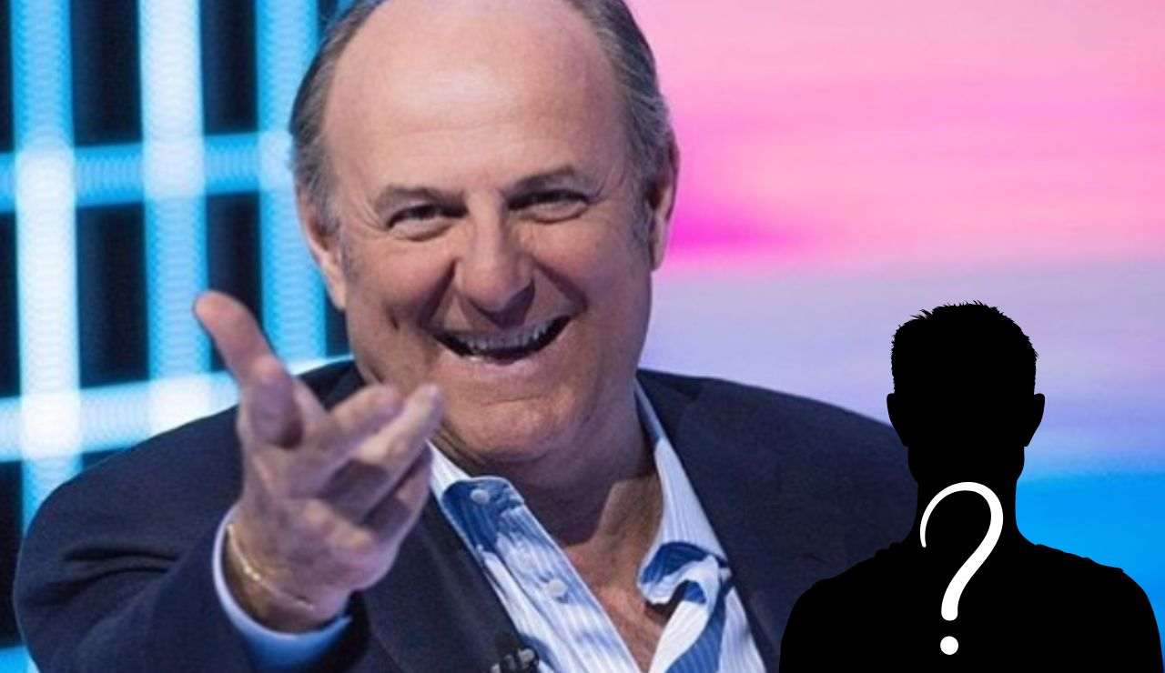 Gerry Scotti sorride alla camera