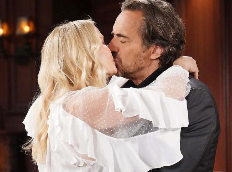 Brooke e Ridge in atteggiamenti intimi