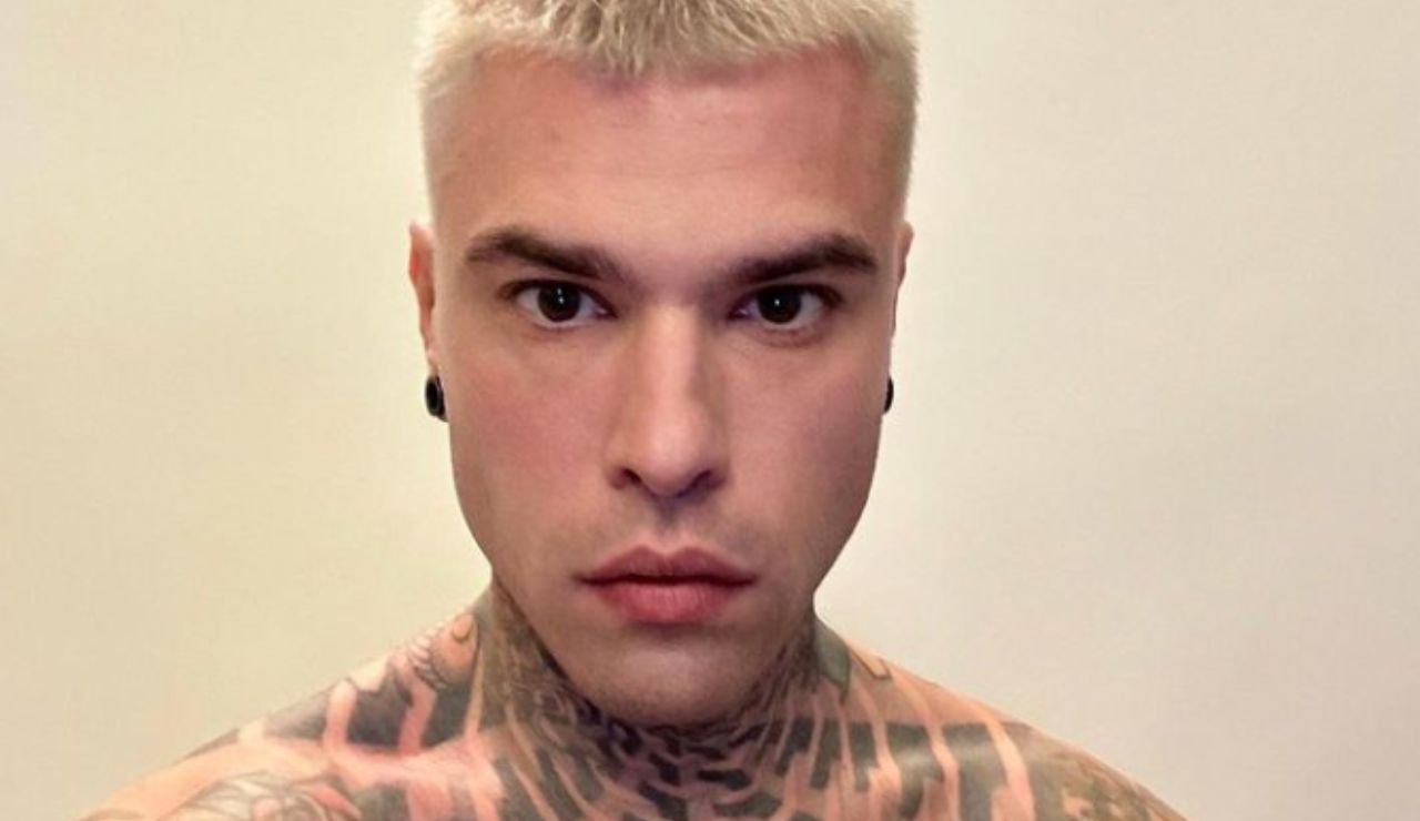 Fedez con capelli tinti di biondo