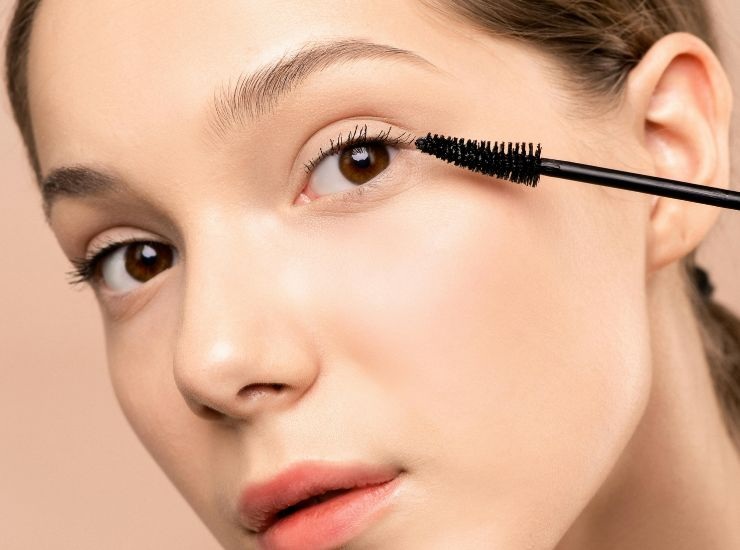 Ragazza applica il mascara per allungare le ciglia