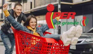 Ragazza felice nel carrello e logo del supermercato Iper