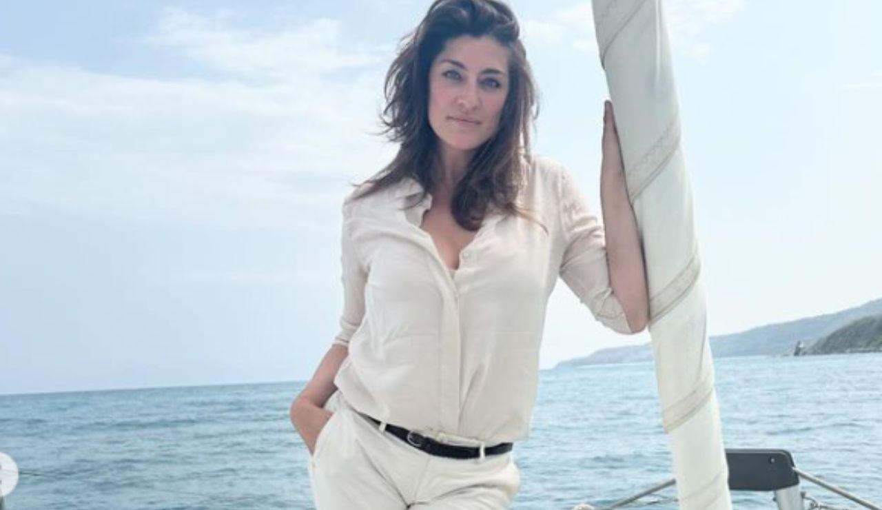 Elisa Isoardi in piedi su una barca