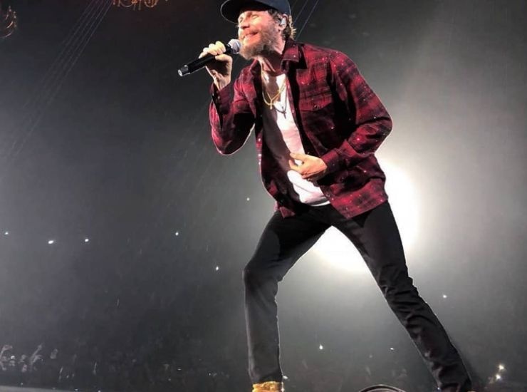 Jovanotti canta sul palco