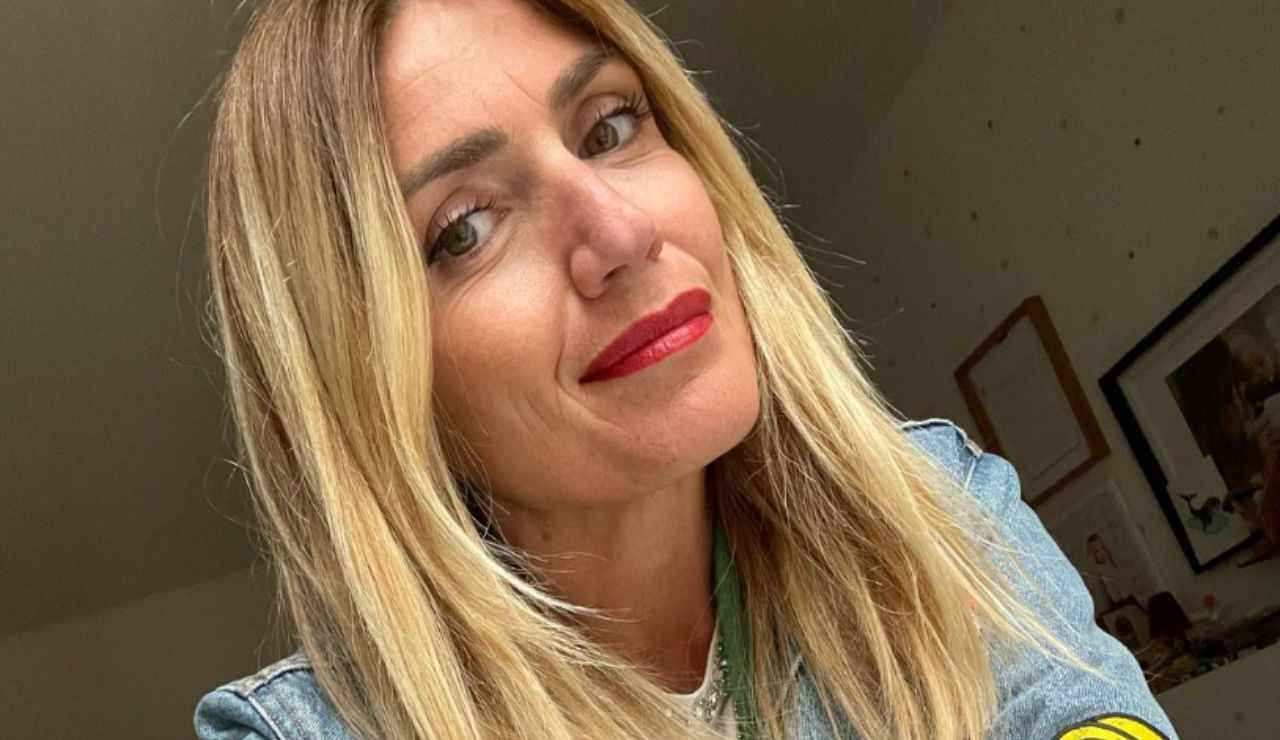 Selfie di Chiara Maci con rossetto rosso