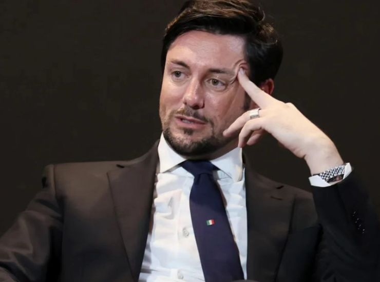 Andrea Giambruno indossa giacca a cravatta 