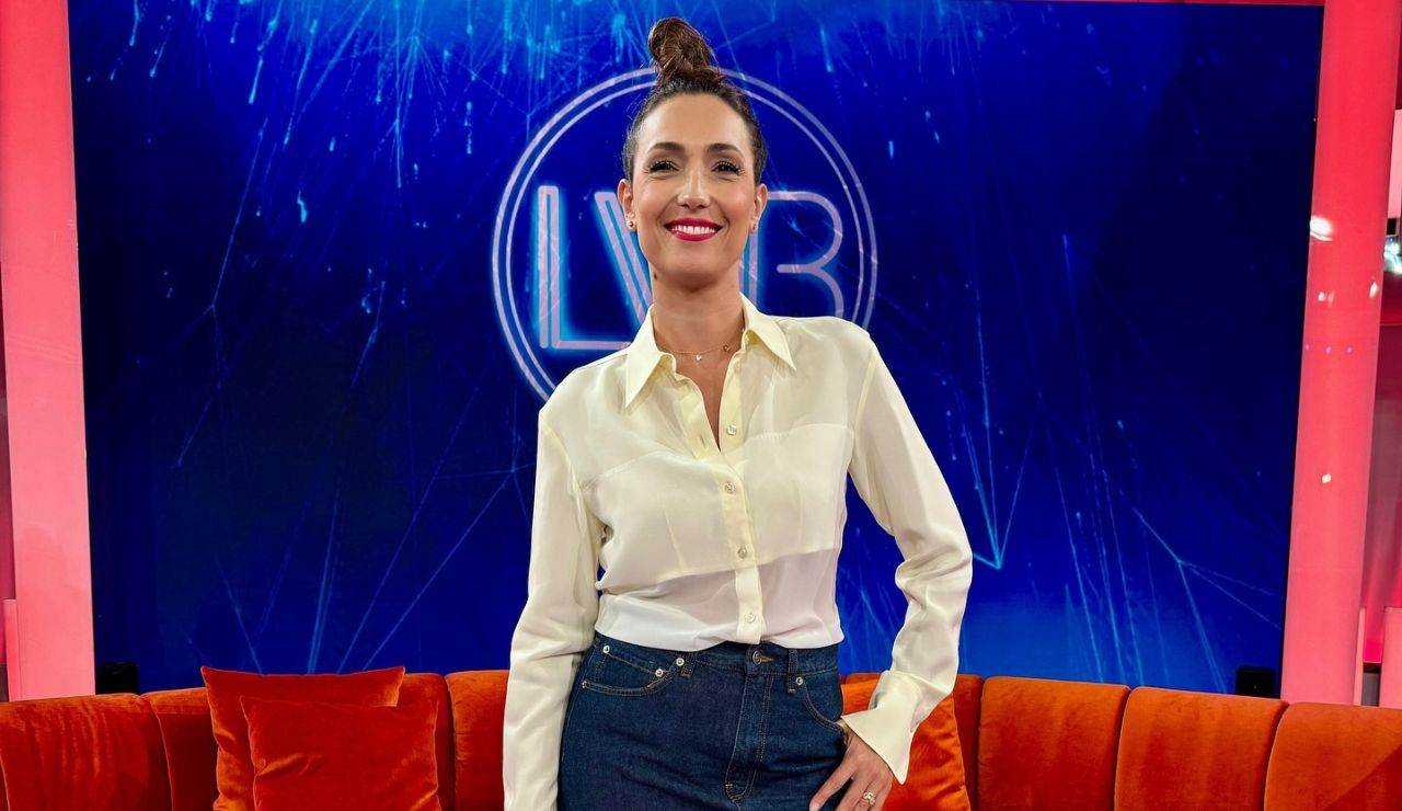 Caterina Balivo indossa una camicia bianca e una gonna in jeans