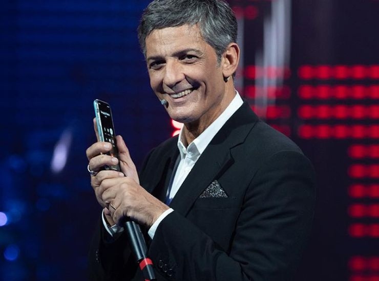 Fiorello sorridente in TV