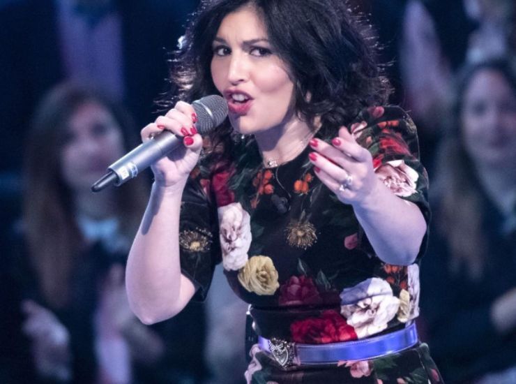 Giusy Ferreri mentre canta con vestito con le rose