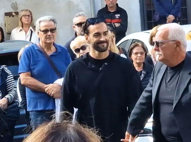 Marco Mengoni nel giorno del funerale di sua mamma, con il padre Maurizio