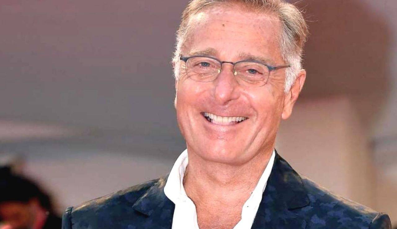 Paolo Bonolis sorridente indossa giacca e camicia 