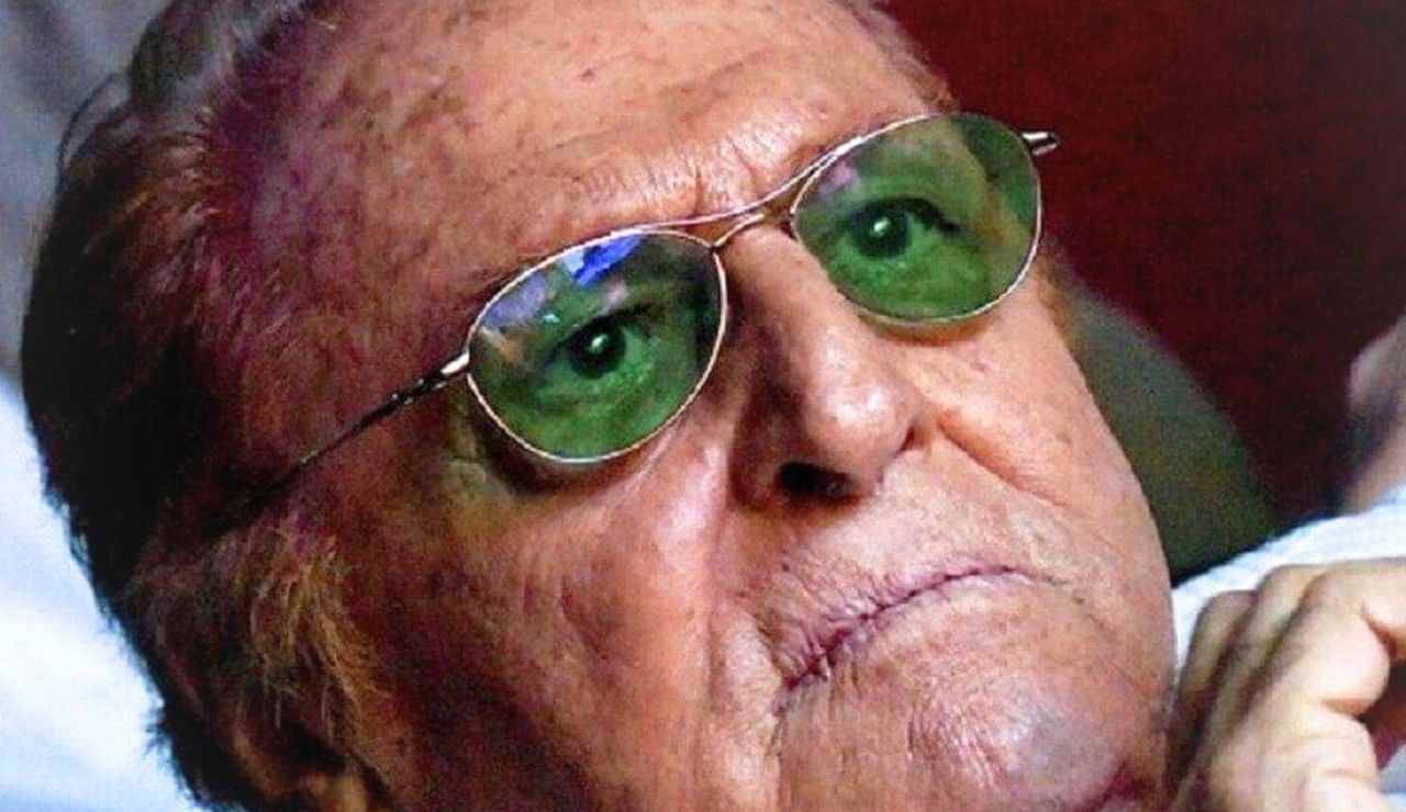 Renzo Arbore con espressione seria