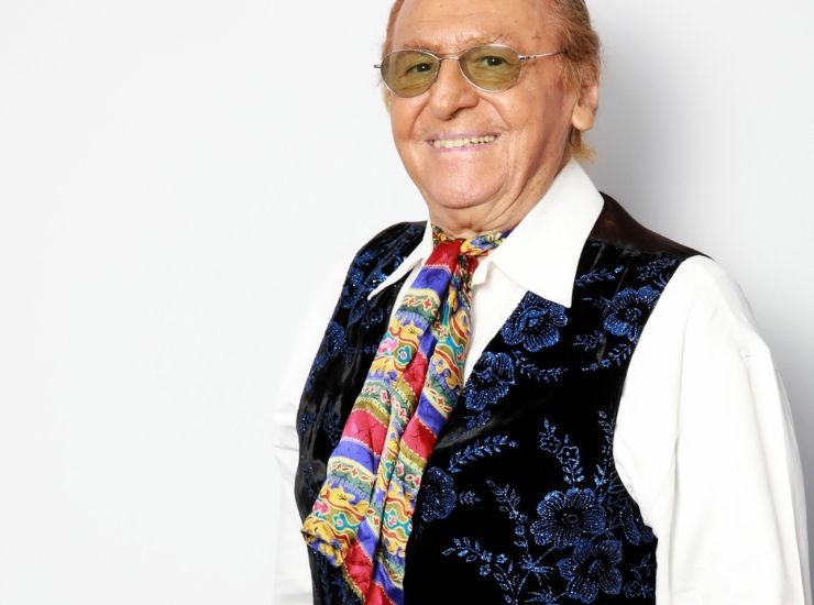 Renzo Arbore con gilet e foulard