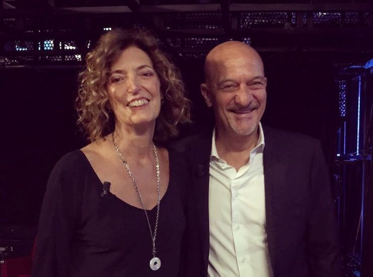 Claudio Bisio e Sandra Bonzi insieme sorridenti