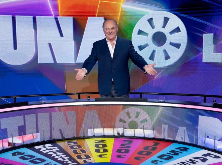 Gerry Scotti conduce la Ruota della Fortuna su Canale 5