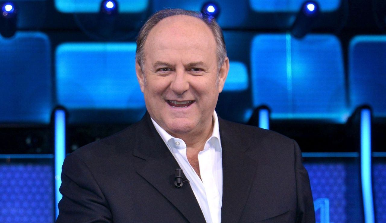 Gerry Scotti primo piano in uno dei suoi programmi TV