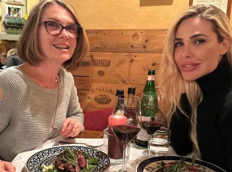 Ilary Blasi in uno scatto insieme a sua mamma Daniela durante una cena 