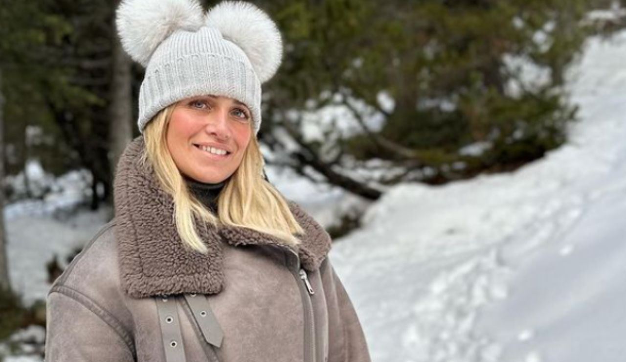 Katia Pedrotti con cappotto grigio e cappello con peluche