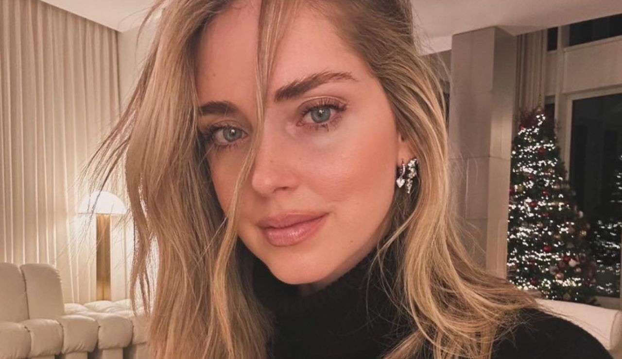 Chiara Ferragni in primo piano con ciocca di capelli davanti agli occhi e maglione nero