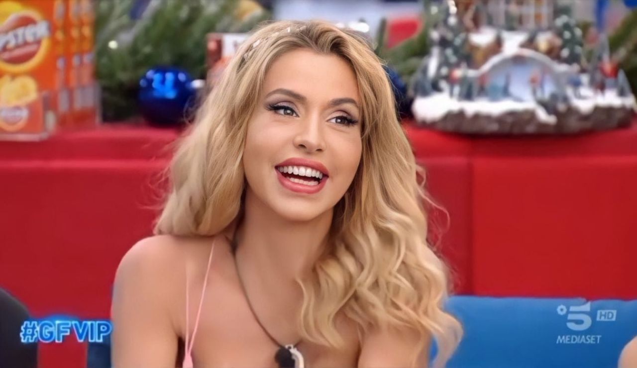 Valeria Marini sorridente nella casa del GF