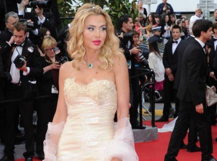 Valeria Marini con un abito bianco elegante a Cannes