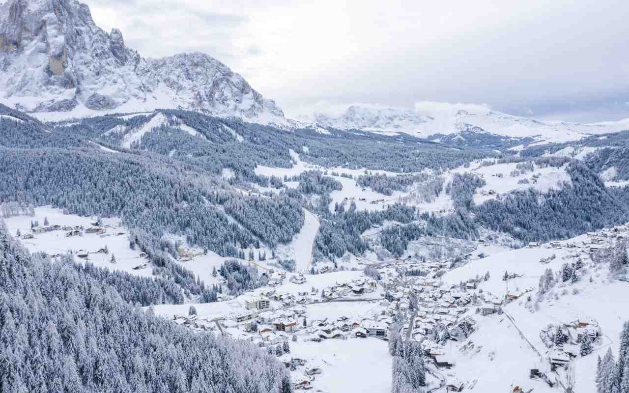 Vista dall'alto di un paesino innevato 