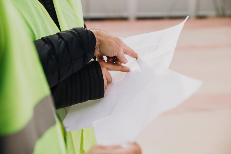 Due poliziotti della municipale mentre controllano un verbale