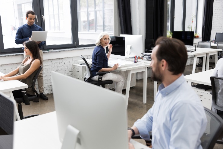 Impiegati di un'azienda mentre lavorano in un open space