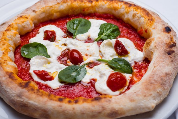 Pizza margherita su un piatto