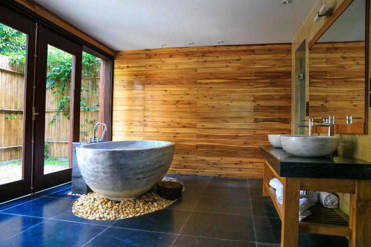 Vista dall'interno di un bagno privato con vasca e lavandini in una Spa