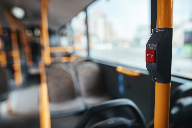 Particolare del pulsante per chiamare la propria fermata su un autobus