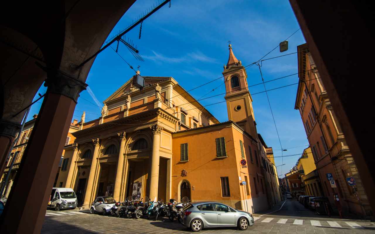 Vista dei portici nella città vecchia di BolognaVista dei portici nella città vecchia di Bologna