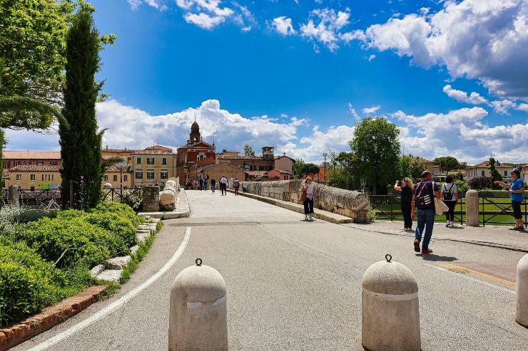 Vista del Ponte di Tiberio a Rimini 